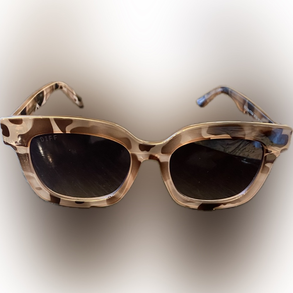 Diff charitable eyewear Makay sunglasses